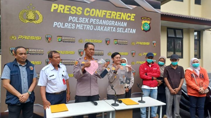 Kapolsek Pesanggrahan, Kompol Seala Syah Alam, didampingi Kasi Humas Polres Metro Jakarta Selatan, AKBP Murodih dalam konfrensi pers kasus judi lomba balap lari melibatkan delapan anak berhadapan dengan hukum, Kamis (22/1/2026). Foto: Joesvicar Iqbal/ipol