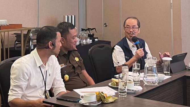 (Paling kanan) Kepala BPJS Kesehatan Cabang Jakarta Selatan, Herman Dinata Mihardja. (dok. BPJS Kesehatan Cabang Jakarta Selatan).