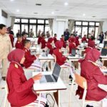 Menteri Komunikasi dan Digital Meutya Hafid menegaskan komitmen pemerintah untuk memastikan Sekolah Rakyat tidak hanya hadir secara fisik, tetapi juga didukung konektivitas digital agar proses pembelajaran dapat berjalan setara di seluruh wilayah Indonesia. Foto: Humas Kemkomdigi