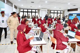 Menteri Komunikasi dan Digital Meutya Hafid menegaskan komitmen pemerintah untuk memastikan Sekolah Rakyat tidak hanya hadir secara fisik, tetapi juga didukung konektivitas digital agar proses pembelajaran dapat berjalan setara di seluruh wilayah Indonesia. Foto: Humas Kemkomdigi