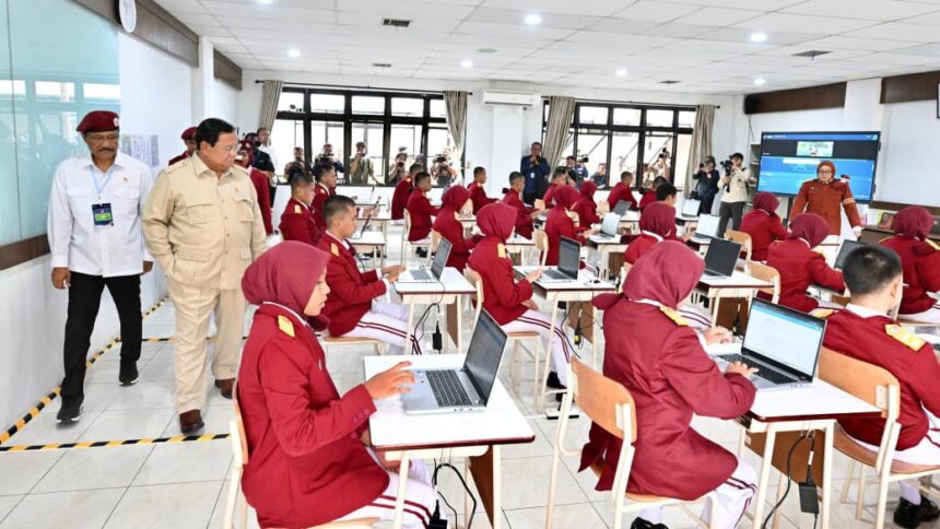 Menteri Komunikasi dan Digital Meutya Hafid menegaskan komitmen pemerintah untuk memastikan Sekolah Rakyat tidak hanya hadir secara fisik, tetapi juga didukung konektivitas digital agar proses pembelajaran dapat berjalan setara di seluruh wilayah Indonesia. Foto: Humas Kemkomdigi