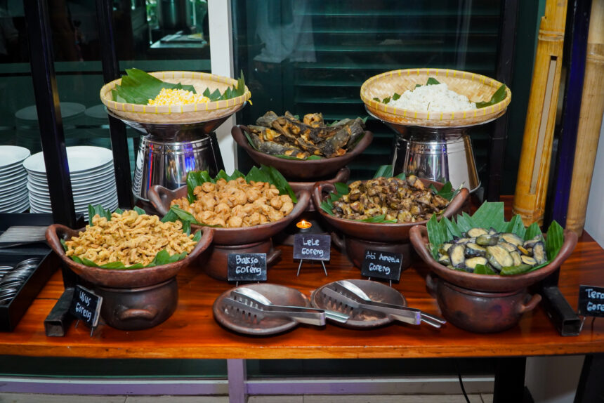 Swiss-Belresidences Kalibata Jakarta meluncurkan program berbuka puasa bertema “Kampoeng Ramadan”, sebuah pengalaman kuliner yang mengangkat kelezatan sajian tradisional Indonesia dalam suasana kekeluargaan.