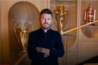 Michael Carrick resmi diperkenalkan sebagai pelatih sementara Manchester United, Rabu (14/1/2026). Foto: Manchester United