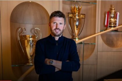 Michael Carrick resmi diperkenalkan sebagai pelatih sementara Manchester United, Rabu (14/1/2026). Foto: Manchester United
