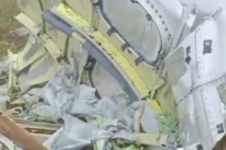 Serpihan badan Pesawat ATR 42-500 ditemukan di puncak Bukit Bulusarung, Kabupaten Maros, Sulawesi Selatan, Minggu (18/1/2026). Foto: Ist