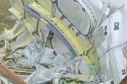 Serpihan badan Pesawat ATR 42-500 ditemukan di puncak Bukit Bulusarung, Kabupaten Maros, Sulawesi Selatan, Minggu (18/1/2026). Foto: Ist