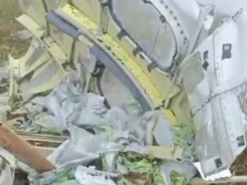 Serpihan badan Pesawat ATR 42-500 ditemukan di puncak Bukit Bulusarung, Kabupaten Maros, Sulawesi Selatan, Minggu (18/1/2026). Foto: Ist