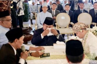 Presiden Prabowo Subianto menjadi saksi akad nikah sekretaris pribadinya, Agung Surahman, Minggu (18/1/2026). Foto: Tim Media Presiden Prabowo Subianto.