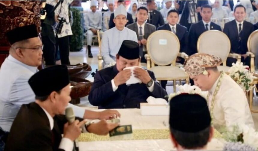 Presiden Prabowo Subianto menjadi saksi akad nikah sekretaris pribadinya, Agung Surahman, Minggu (18/1/2026). Foto: Tim Media Presiden Prabowo Subianto.