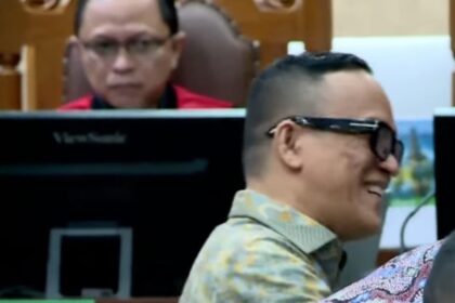 Eks Wamenaker Immanuel Ebenezer Gerungan atau Noel saat persidangan pembacaan surat dakwaan di Pengadilan Tipikor, Senin (19/1/2026). Foto: ipol.id