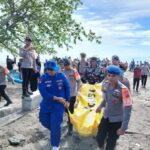 Tim SAR gabungan mengevakuasi jenazah atlet terjun payung Widiasih. Foto: Ist