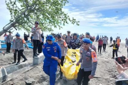 Tim SAR gabungan mengevakuasi jenazah atlet terjun payung Widiasih. Foto: Ist