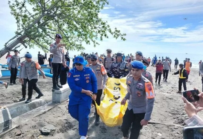 Tim SAR gabungan mengevakuasi jenazah atlet terjun payung Widiasih. Foto: Ist