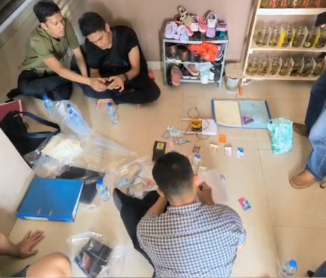 Subdit III Jatanras saat mengungkap jaringan tindak pidana perjudian online (judol) berskala internasional yang beroperasi di salah satu wilayah Indonesia. Foto: Dok Bareskrim Polri