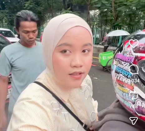 Wanita yang nyaris menjadi korban pencopetan di Monas, Jakarta Pusat. Foto: Tangkap layar instagram @jakarta.terkini