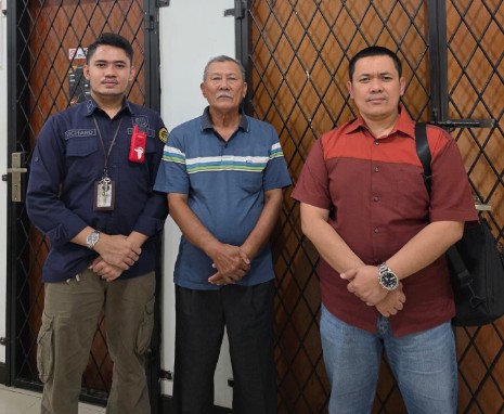 Hariyono (tengah), buronan terpidana korupsi dana APBD Kabupaten Jombang. Foto: Puspenkum Kejaksaan Agung