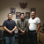 Seorang wiraswasta berinisial GRP alias AGL (tengah) saat diamankan dari Bandara Soekarno-Hatta, Jumat (31/1/2026). Foto: Puspenkum Kejaksaan Agung