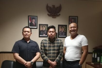 Seorang wiraswasta berinisial GRP alias AGL (tengah) saat diamankan dari Bandara Soekarno-Hatta, Jumat (31/1/2026). Foto: Puspenkum Kejaksaan Agung