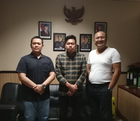 Seorang wiraswasta berinisial GRP alias AGL (tengah) saat diamankan dari Bandara Soekarno-Hatta, Jumat (31/1/2026). Foto: Puspenkum Kejaksaan Agung