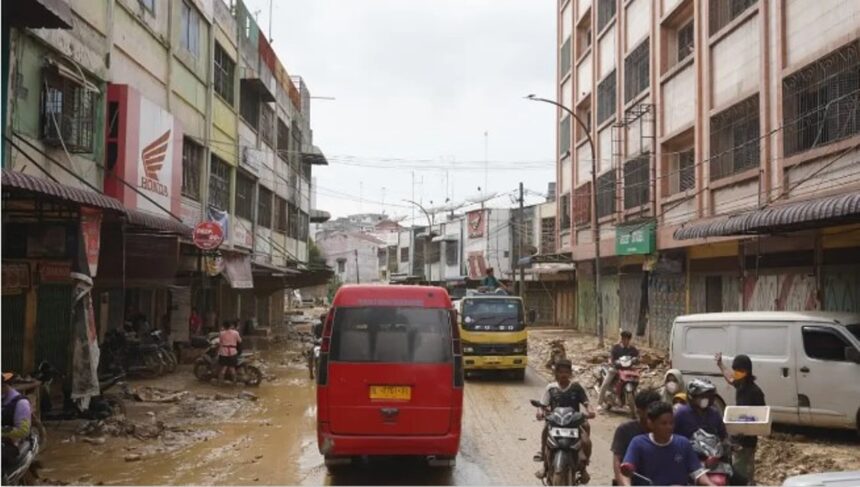 Mobilitas warga perlahan-lahan sudah mulai aktif kembali di wilayah Kecamatan Karang Baru, Kabupaten Aceh Tamiang, Provinsi Aceh Foto: Bidang Komunikasi Kebencanaan BNPB