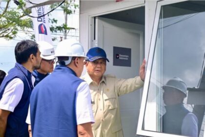 Presiden Prabowo Subianto meninjau lokasi pembangunan rumah hunian Danantara di Kabupaten Aceh Tamiang, Provinsi Aceh, pada Kamis (1/1/2026). Foto: BPMI Setpres