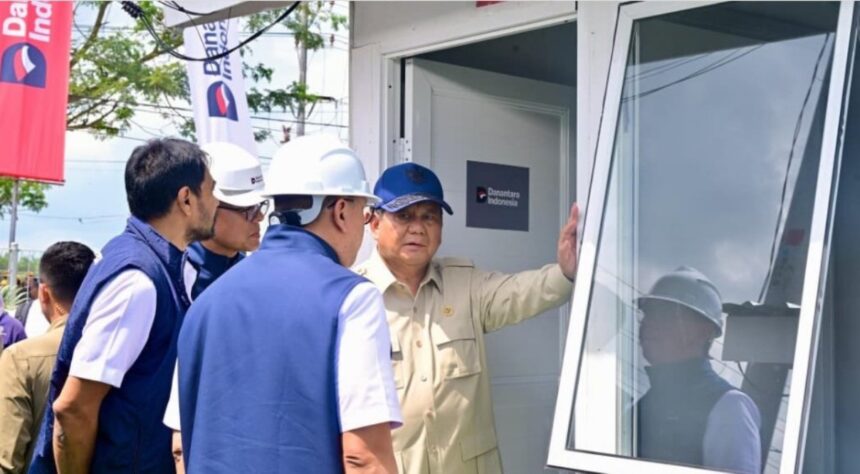 Presiden Prabowo Subianto meninjau lokasi pembangunan rumah hunian Danantara di Kabupaten Aceh Tamiang, Provinsi Aceh, pada Kamis (1/1/2026). Foto: BPMI Setpres