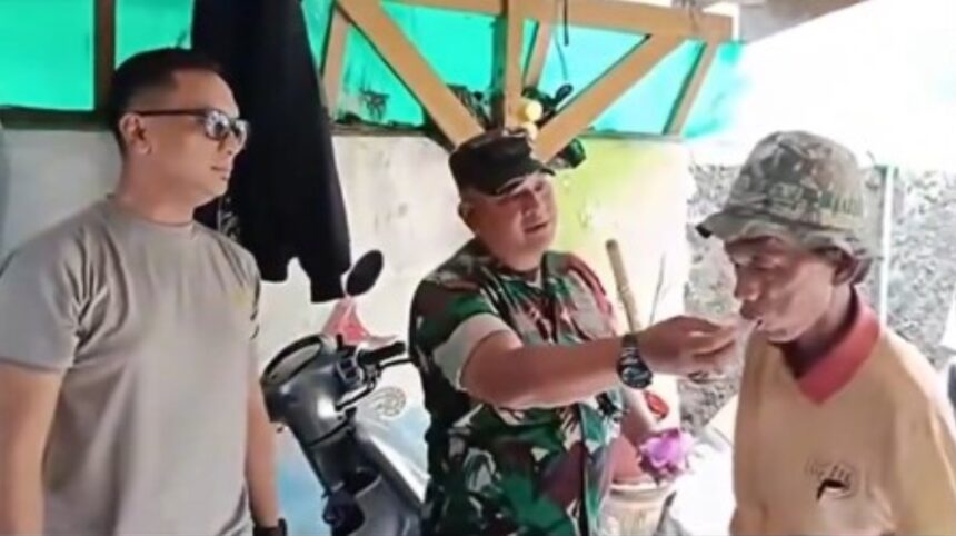 Penjual es dituduh menggunakan bahan berbahaya berupa spons oleh oknum aparat TNI dan Polri. Foto: Tangkapan video viral