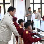 Presiden Prabowo Subianto meninjau Sekolah Rakyat di Kota Banjarbaru, Provinsi Kalimantan Selatan, Senin (12/1/2026). Foto: BPMI Setpres