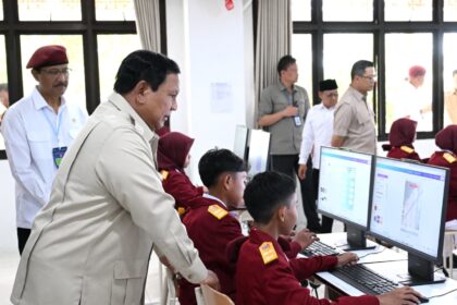Presiden Prabowo Subianto meninjau Sekolah Rakyat di Kota Banjarbaru, Provinsi Kalimantan Selatan, Senin (12/1/2026). Foto: BPMI Setpres