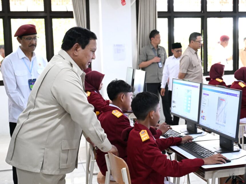 Presiden Prabowo Subianto meninjau Sekolah Rakyat di Kota Banjarbaru, Provinsi Kalimantan Selatan, Senin (12/1/2026). Foto: BPMI Setpres