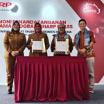 Perwakilan Sharp bersama perwakilan SMKN 3 Karawang menunjukan MoU kerjasama program Sharp Class yang telah ditandatangani. Foto: Sharp