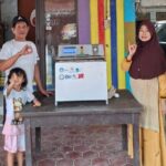 Tim Osmoinc ITS usai menyelesaikan uji coba bersama calon pengguna untuk fiksasi alat pembuat telur asin.