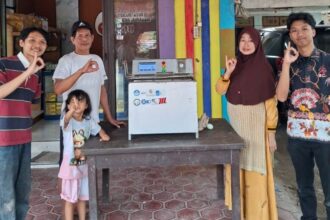 Tim Osmoinc ITS usai menyelesaikan uji coba bersama calon pengguna untuk fiksasi alat pembuat telur asin.