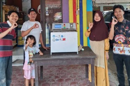 Tim Osmoinc ITS usai menyelesaikan uji coba bersama calon pengguna untuk fiksasi alat pembuat telur asin.