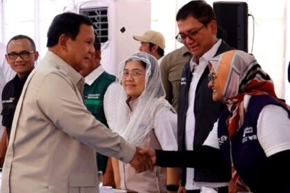 Direktur Utama Telkom Dian Siswarini (kanan) berjabat tangan dengan Presiden Republik Indonesia (RI) Prabowo Subianto (kiri) pada agenda Kunjungan Kerja ke Aceh Tamiang dalam rangka meninjau secara langsung Hunian Danantara (Huntara) yang diperuntukkan bagi masyarakat terdampak banjir pada Kamis (1/1). Sumber: Rusman - Biro Pers Sekretariat Presiden