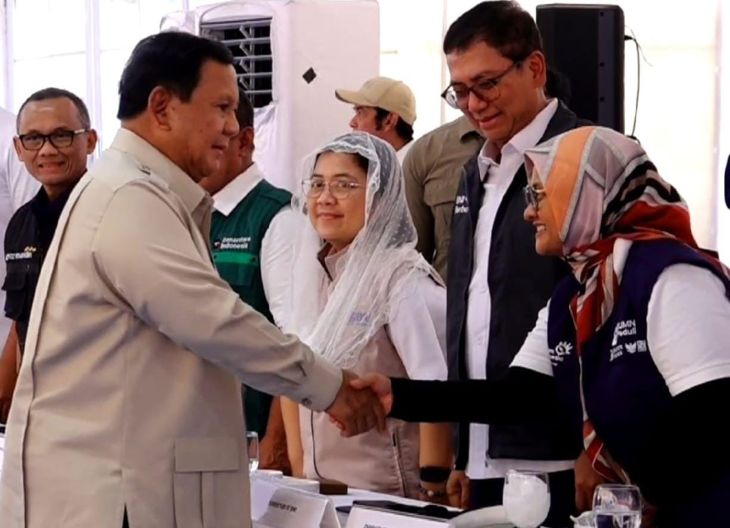 Direktur Utama Telkom Dian Siswarini (kanan) berjabat tangan dengan Presiden Republik Indonesia (RI) Prabowo Subianto (kiri) pada agenda Kunjungan Kerja ke Aceh Tamiang dalam rangka meninjau secara langsung Hunian Danantara (Huntara) yang diperuntukkan bagi masyarakat terdampak banjir pada Kamis (1/1). Sumber: Rusman - Biro Pers Sekretariat Presiden