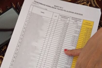 Daftar sisiwa yang belum membayar sumbangan. Foto: Ist
