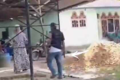 Kepala desa di Paluta diduga mengeluarkan air gun saat cekcok dengan warga. Foto: Tangkap layar TikTok @halak.kita.16