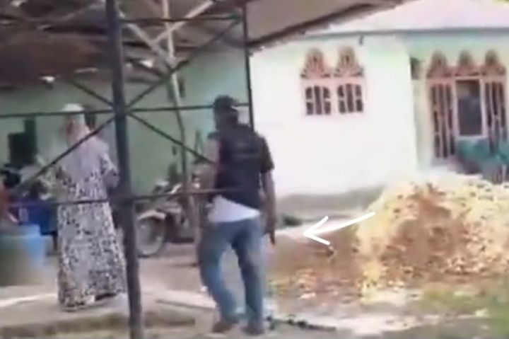 Kepala desa di Paluta diduga mengeluarkan air gun saat cekcok dengan warga. Foto: Tangkap layar TikTok @halak.kita.16