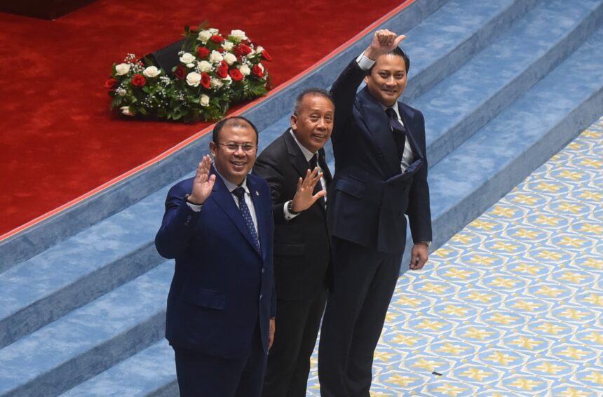 Wakil Ketua DPR Saan Mustopa saat memimpin rapat paripurna ke 12 masa persidangan III tahun sidang 220260127144554