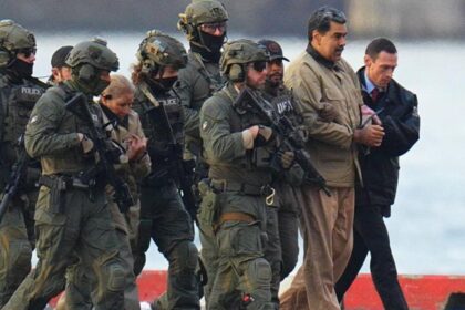 Presiden Venezuela Nicolas Maduro saat tiba di AS usai diculik dalam sebuah operasi oleh AS. Foto: X @Forbes
