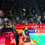 Alwi Farhan melempar merchandise ke arah penonton, usai bertanding mengalahkan Wang Zheng Xing asal China, 15-21, 21-19, 21-16 di babak 16 besar Daihatsu Indonesia Master 2026, Kamis (23/01/2026). Foto: timur arif / ipol.id