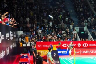 Alwi Farhan melempar merchandise ke arah penonton, usai bertanding mengalahkan Wang Zheng Xing asal China, 15-21, 21-19, 21-16 di babak 16 besar Daihatsu Indonesia Master 2026, Kamis (23/01/2026). Foto: timur arif / ipol.id