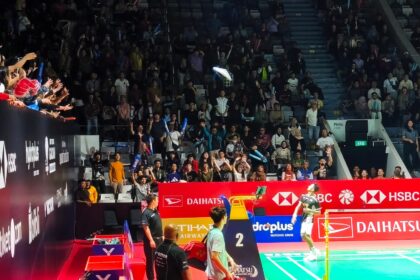 Alwi Farhan melempar merchandise ke arah penonton, usai bertanding mengalahkan Wang Zheng Xing asal China, 15-21, 21-19, 21-16 di babak 16 besar Daihatsu Indonesia Master 2026, Kamis (23/01/2026). Foto: timur arif / ipol.id