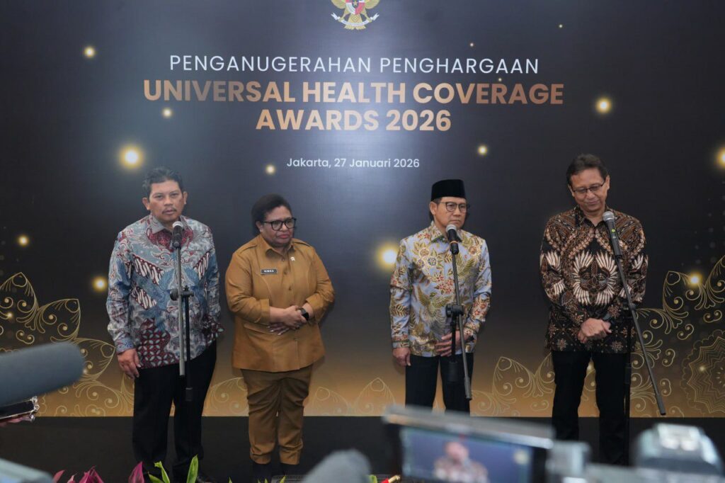 Dukung Program JKN, Ratusan Kepala Daerah Terima Penghargaan di UHC Awards 2026 2 BPJS Kesehatan memberikan penghargaan kepada ratusan kepala daerah di ajang Universal Health Coverage (UHC) Awards Tahun 2026, Selasa (27/1/2026). (istimewa/dok. BPJS Kesehatan).