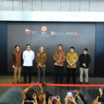 Kepala Eksekutif Pengawas Pasar Modal, Keuangan Derivatif dan Bursa Karbon OJK, Inarno Djajadi pada Konferensi Pers di BEI Jakarta, Jumat (30/1)