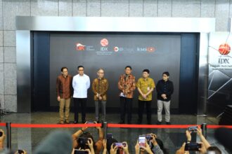 Kepala Eksekutif Pengawas Pasar Modal, Keuangan Derivatif dan Bursa Karbon OJK, Inarno Djajadi pada Konferensi Pers di BEI Jakarta, Jumat (30/1)
