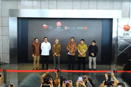 Kepala Eksekutif Pengawas Pasar Modal, Keuangan Derivatif dan Bursa Karbon OJK, Inarno Djajadi pada Konferensi Pers di BEI Jakarta, Jumat (30/1)