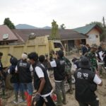 Sebanyak 70 relawan BRI Peduli melaksanakan kegiatan bersih-bersih di SD Negeri Tugu Upah Aceh Tamiang di Kecamatan Bendahara, Kabupaten Aceh Tamiang, Provinsi Aceh. Foto: Dok BRI