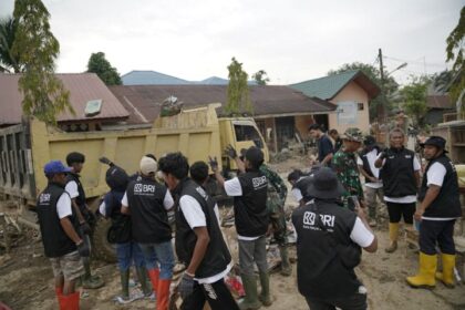 Sebanyak 70 relawan BRI Peduli melaksanakan kegiatan bersih-bersih di SD Negeri Tugu Upah Aceh Tamiang di Kecamatan Bendahara, Kabupaten Aceh Tamiang, Provinsi Aceh. Foto: Dok BRI